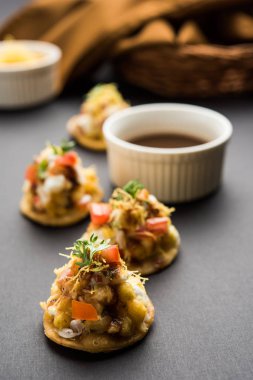 Sev Btata Puri / sev puri / papdi sohbet - popüler Hint aperatifler madde – Hint sokak gıda, seçici odak