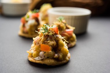 Sev Btata Puri / sev puri / papdi sohbet - popüler Hint aperatifler madde – Hint sokak gıda, seçici odak