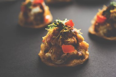 Sev Btata Puri / sev puri / papdi sohbet - popüler Hint aperatifler madde – Hint sokak gıda, seçici odak
