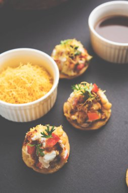 Sev Btata Puri / sev puri / papdi sohbet - popüler Hint aperatifler madde – Hint sokak gıda, seçici odak