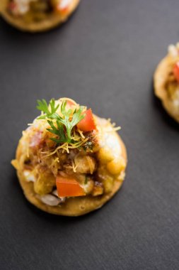 Sev Btata Puri / sev puri / papdi sohbet - popüler Hint aperatifler madde – Hint sokak gıda, seçici odak