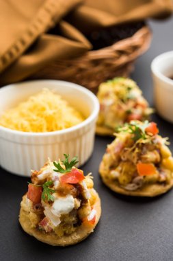 Sev Btata Puri / sev puri / papdi sohbet - popüler Hint aperatifler madde – Hint sokak gıda, seçici odak