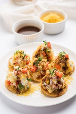 Sev Btata Puri / sev puri / papdi sohbet - popüler Hint aperatifler madde – Hint sokak gıda, seçici odak