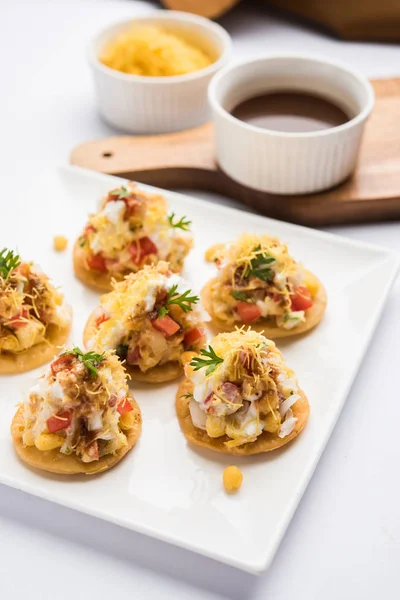 SEV Btata Puri / sev puri / papdi chat - populära indiska snacks objekt - Indian street food, selektivt fokus — Stockfoto