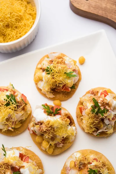 Sev Btata Puri / sev puri / papdi sohbet - popüler Hint aperatifler madde – Hint sokak gıda, seçici odak