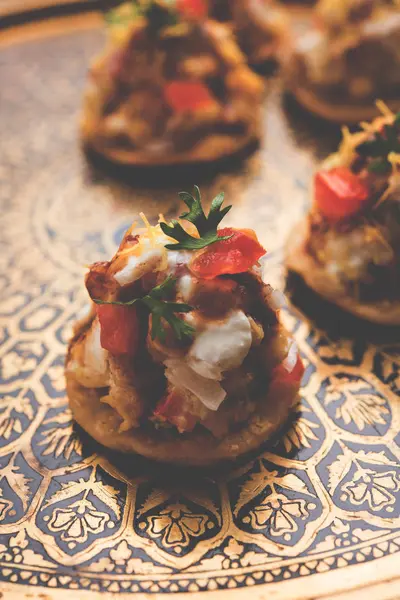Sev Btata Puri / sev puri / papdi sohbet - popüler Hint aperatifler madde – Hint sokak gıda, seçici odak