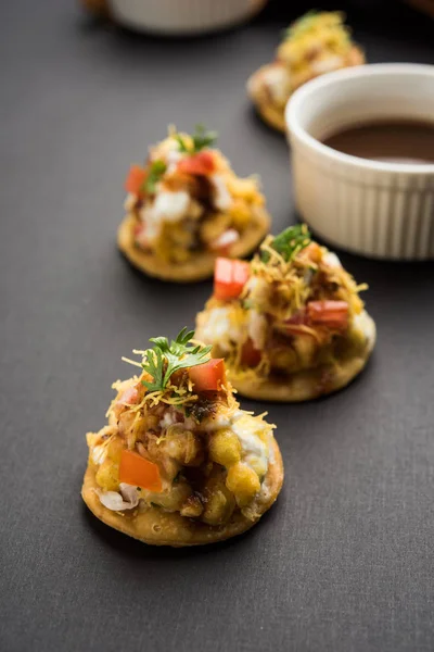Sev Btata Puri / sev puri / papdi sohbet - popüler Hint aperatifler madde – Hint sokak gıda, seçici odak