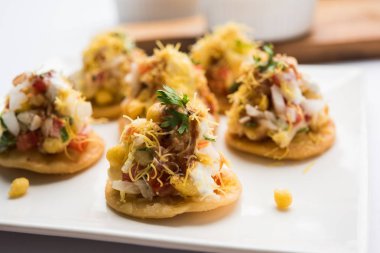 Sev Btata Puri / sev puri / papdi sohbet - popüler Hint aperatifler madde – Hint sokak gıda, seçici odak