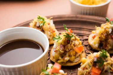 Sev Btata Puri / sev puri / papdi sohbet - popüler Hint aperatifler madde – Hint sokak gıda, seçici odak