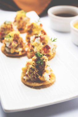 Sev Btata Puri / sev puri / papdi sohbet - popüler Hint aperatifler madde – Hint sokak gıda, seçici odak