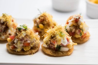 Sev Btata Puri / sev puri / papdi sohbet - popüler Hint aperatifler madde – Hint sokak gıda, seçici odak