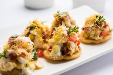 Sev Btata Puri / sev puri / papdi sohbet - popüler Hint aperatifler madde – Hint sokak gıda, seçici odak