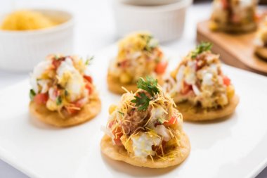 Sev Btata Puri / sev puri / papdi sohbet - popüler Hint aperatifler madde – Hint sokak gıda, seçici odak
