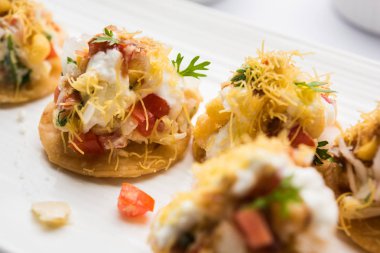 Sev Btata Puri / sev puri / papdi sohbet - popüler Hint aperatifler madde – Hint sokak gıda, seçici odak