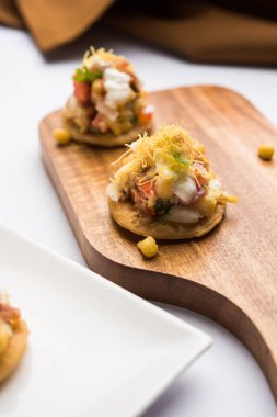 Sev Btata Puri / sev puri / papdi sohbet - popüler Hint aperatifler madde – Hint sokak gıda, seçici odak
