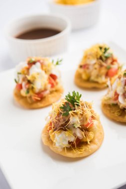 Sev Btata Puri / sev puri / papdi sohbet - popüler Hint aperatifler madde – Hint sokak gıda, seçici odak
