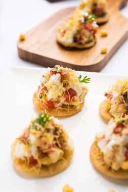 Sev Btata Puri / sev puri / papdi sohbet - popüler Hint aperatifler madde – Hint sokak gıda, seçici odak