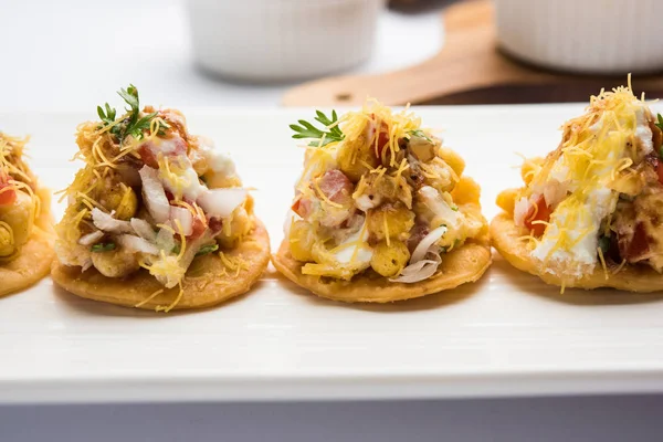 Sev Btata Puri / sev puri / papdi sohbet - popüler Hint aperatifler madde – Hint sokak gıda, seçici odak