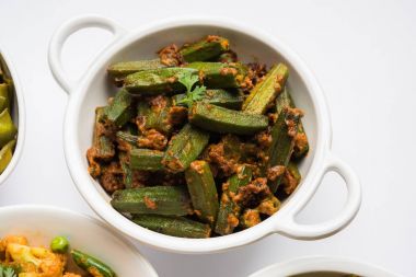 Bhindi veya bhendi veya bamya veya ladyfinger köri veya sabji, seçici odak Hint masala kızarmış