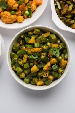 Bhindi veya bhendi veya bamya veya ladyfinger köri veya sabji, seçici odak Hint masala kızarmış