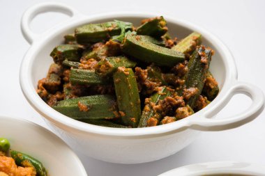 Bhindi veya bhendi veya bamya veya ladyfinger köri veya sabji, seçici odak Hint masala kızarmış