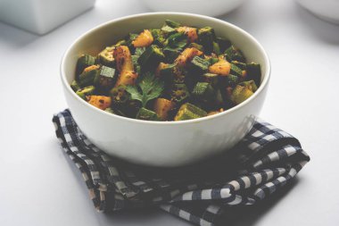 Bhindi veya bhendi veya bamya veya ladyfinger köri veya sabji, seçici odak Hint masala kızarmış