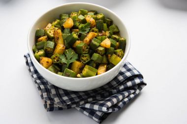 Bhindi veya bhendi veya bamya veya ladyfinger köri veya sabji, seçici odak Hint masala kızarmış
