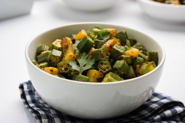 Bhindi veya bhendi veya bamya veya ladyfinger köri veya sabji, seçici odak Hint masala kızarmış