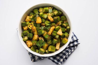Bhindi veya bhendi veya bamya veya ladyfinger köri veya sabji, seçici odak Hint masala kızarmış