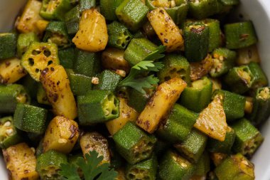 Bhindi veya bhendi veya bamya veya ladyfinger köri veya sabji, seçici odak Hint masala kızarmış