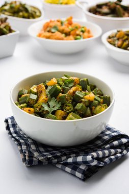 Bhindi veya bhendi veya bamya veya ladyfinger köri veya sabji, seçici odak Hint masala kızarmış
