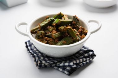 Bhindi veya bhendi veya bamya veya ladyfinger köri veya sabji, seçici odak Hint masala kızarmış