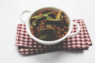 Bhindi veya bhendi veya bamya veya ladyfinger köri veya sabji, seçici odak Hint masala kızarmış