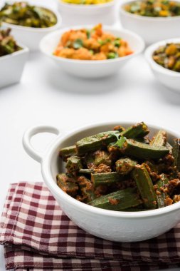 Bhindi veya bhendi veya bamya veya ladyfinger köri veya sabji, seçici odak Hint masala kızarmış