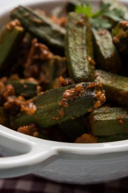 Bhindi veya bhendi veya bamya veya ladyfinger köri veya sabji, seçici odak Hint masala kızarmış