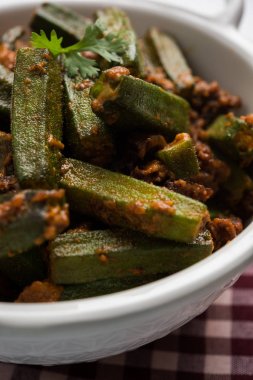 Bhindi veya bhendi veya bamya veya ladyfinger köri veya sabji, seçici odak Hint masala kızarmış