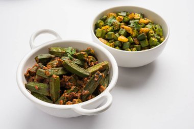 Bhindi veya bhendi veya bamya veya ladyfinger köri veya sabji, seçici odak Hint masala kızarmış