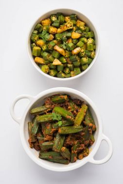 Bhindi veya bhendi veya bamya veya ladyfinger köri veya sabji, seçici odak Hint masala kızarmış