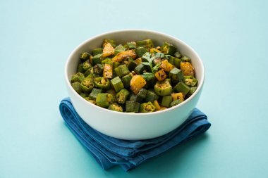 Bhindi veya bhendi veya bamya veya ladyfinger köri veya sabji, seçici odak Hint masala kızarmış