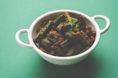 Bhindi veya bhendi veya bamya veya ladyfinger köri veya sabji, seçici odak Hint masala kızarmış