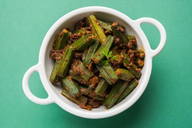 Bhindi veya bhendi veya bamya veya ladyfinger köri veya sabji, seçici odak Hint masala kızarmış