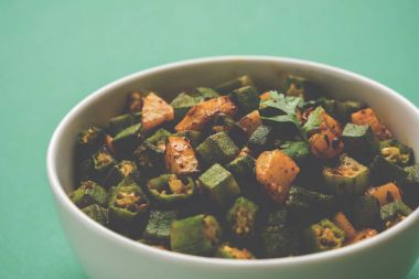 Bhindi veya bhendi veya bamya veya ladyfinger köri veya sabji, seçici odak Hint masala kızarmış