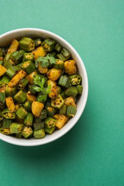 Bhindi veya bhendi veya bamya veya ladyfinger köri veya sabji, seçici odak Hint masala kızarmış