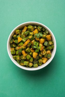 Bhindi veya bhendi veya bamya veya ladyfinger köri veya sabji, seçici odak Hint masala kızarmış