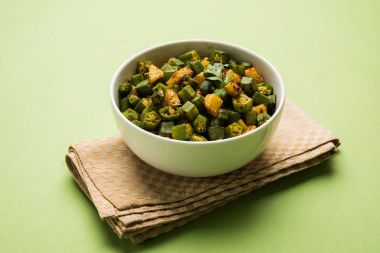Bhindi veya bhendi veya bamya veya ladyfinger köri veya sabji, seçici odak Hint masala kızarmış