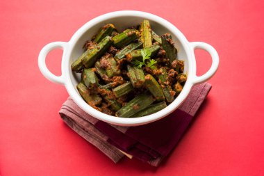 Bhindi veya bhendi veya bamya veya ladyfinger köri veya sabji, seçici odak Hint masala kızarmış