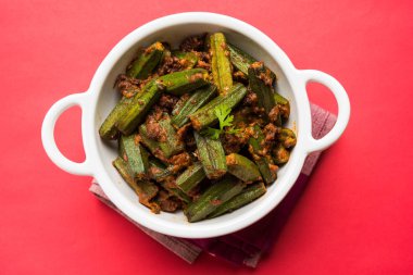 Bhindi veya bhendi veya bamya veya ladyfinger köri veya sabji, seçici odak Hint masala kızarmış