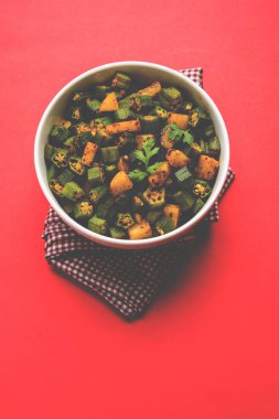Bhindi veya bhendi veya bamya veya ladyfinger köri veya sabji, seçici odak Hint masala kızarmış