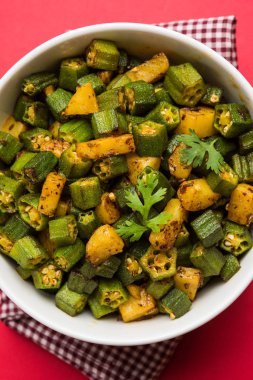 Bhindi veya bhendi veya bamya veya ladyfinger köri veya sabji, seçici odak Hint masala kızarmış