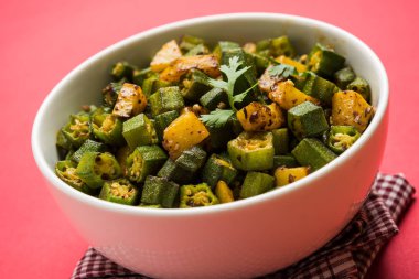 Bhindi veya bhendi veya bamya veya ladyfinger köri veya sabji, seçici odak Hint masala kızarmış